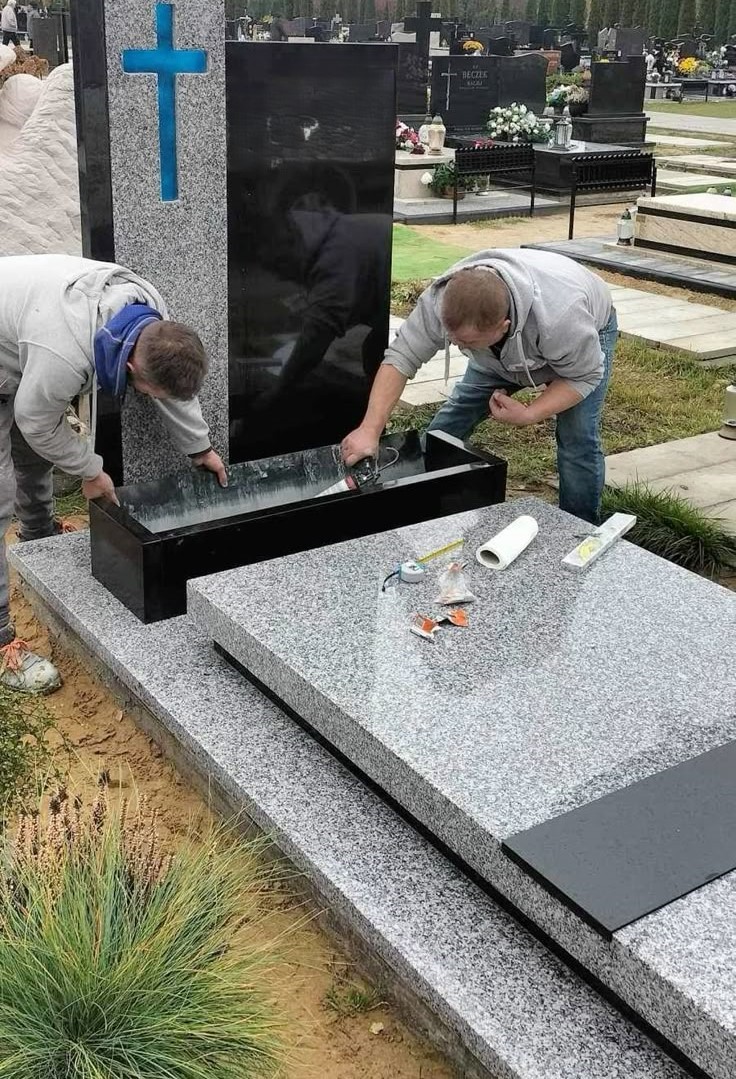 Equipe da Túmulos BH trabalhando em um projeto.